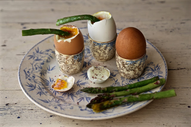 Boiled eggs with asparagus spears and hibiscus salt by kerstin rodgers for winetrust